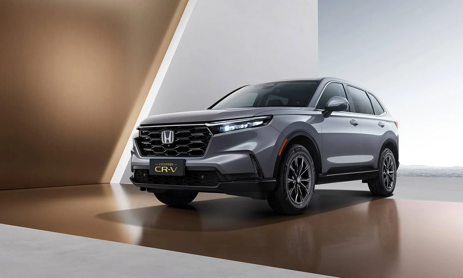Honda CR-V: решётка радиатора и светодиодная оптика
