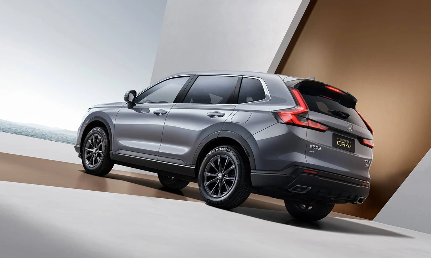 Honda CR-V: вид сзади и вертикальные задние фонари